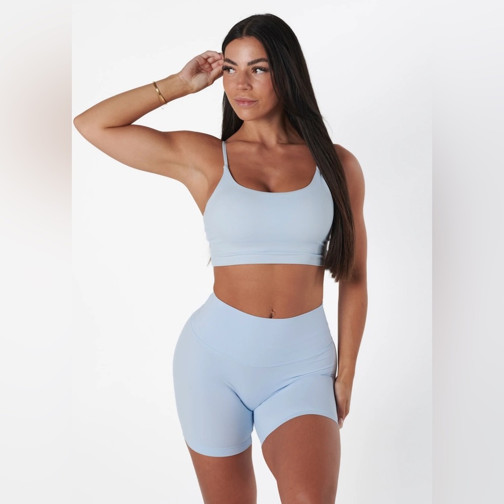PERFORMANCE CROP - SKY - size Small BNWT